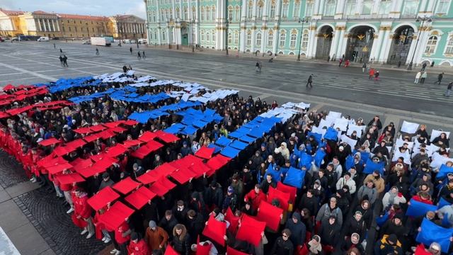 1,5 тыс. активистов выстроились в триколор и «КРЫМ» в Петербурге к 11-летию воссоединения с Россией