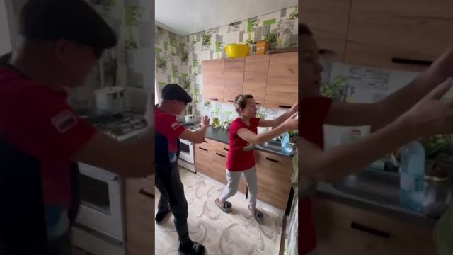 Легендарный пранк от Паши Безумного «яйцо на лицо»

Иришка Чикипики