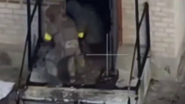 Стучаться надо...