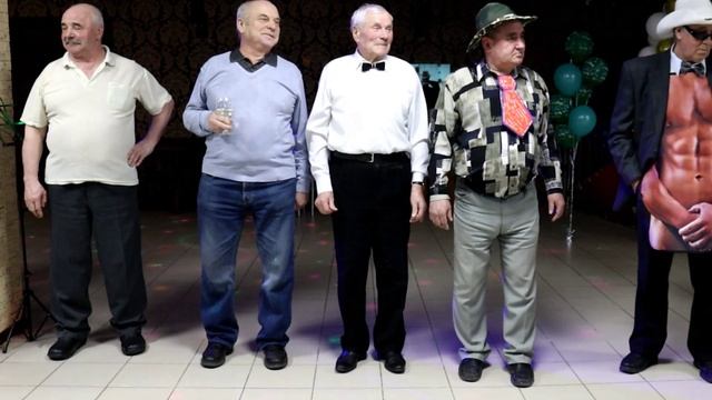 поздравляют мужчины