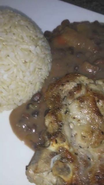 Frijoles Negros con chuleta mas arroz integral