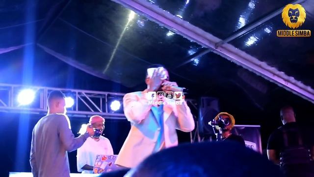 TANASHA amuimbia maneno haya DIAMOND live "usiniache kamwe,wewe ndie sweet chocolate wangu,usinika.