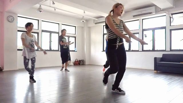 Virago Carmen Waacking lesson @Studiodanz solo demo+teaching