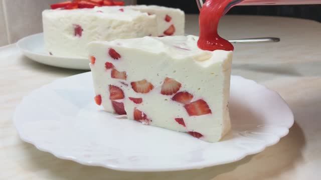 Холодный клубничный десерт — пальчики оближешь! 🍓😋