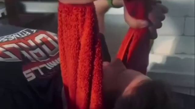 Берём полотенце и спасаем шею!