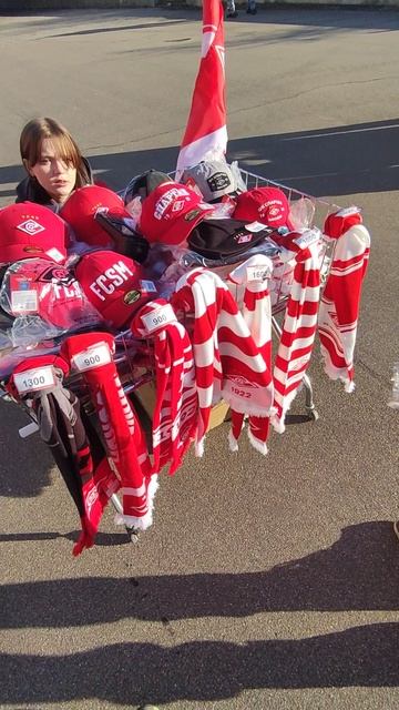 По чем шарфы и бейсболки перед матчем Спартак - Зенит