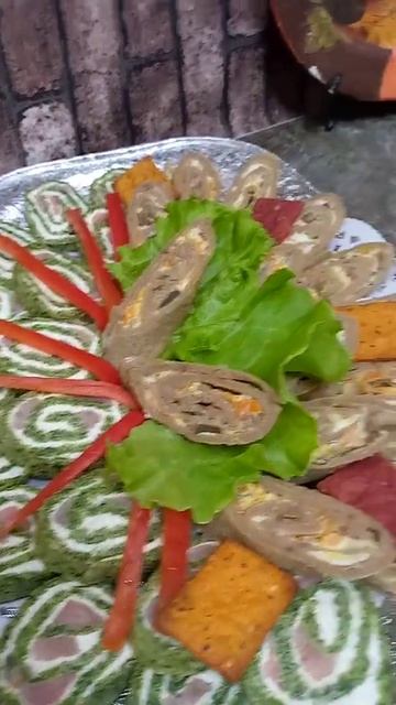 закусочные тарелочки . шпинатный рулет с форелью и печеночные трубочки с овощами и грибами