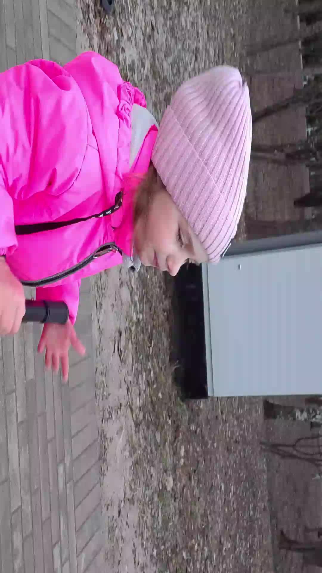 учим Полину кататься на велосипеде 🚲