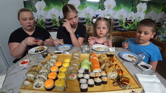 мукбанг. 2 огромных сета роллов из доставки, которая принесла нам миллионы просмотров