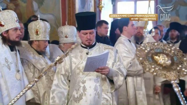 Патриарх Кирилл читает Евангелие и разрешительную молитву на отпевании о.Илия.mp4