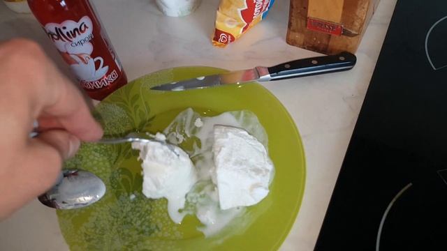 Делаем клубнично-банановый коктейль