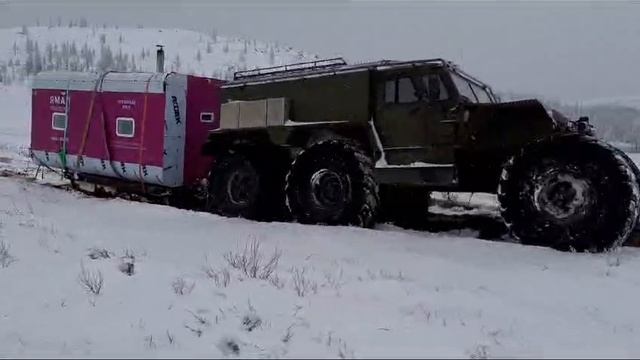 Снегоболотоход Хищник с санным прицепом на Ямале.