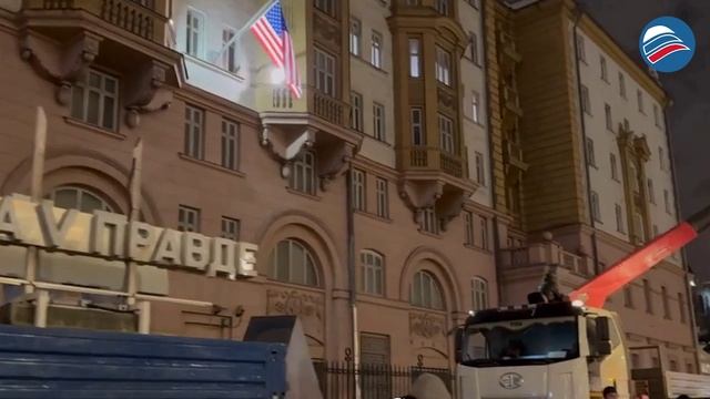 У посольства США в Москве после разговора лидеров убирают патриотическую символику