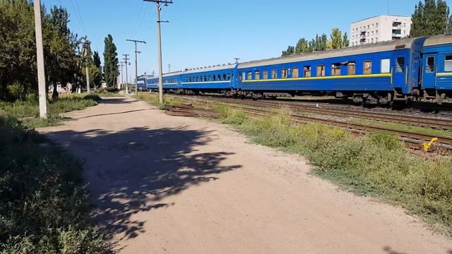 ТЭП70-0156 с пасс.поездом прибытие на ст.Николаев с херсона