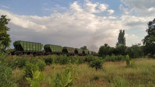 2ТЭ10М-2606 с грузовым составом уходит на жовтневую со ст. Николаев Пасс