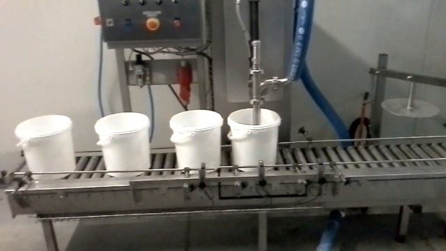 Производство джема. Розлив в пластиковые ведра.