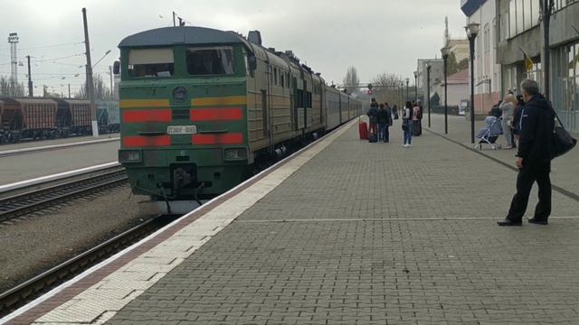 2ТЭ10Ут-0065 поездом №141/142Д Мариуполь-Одесса прибывает на ст. Николаев Пасс