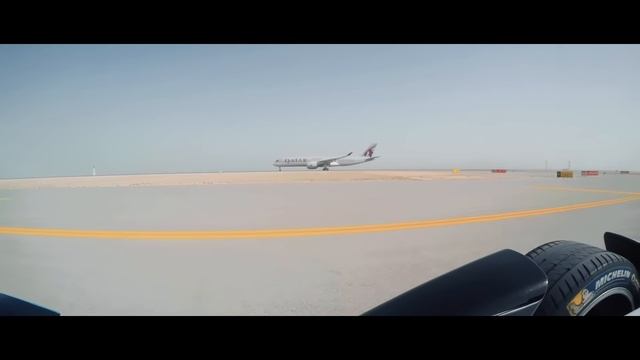 ABB FIA Formula E race car vs Qatar Airways’ Airbus A350 and Boeing 787 Dreamliner. Who will win？