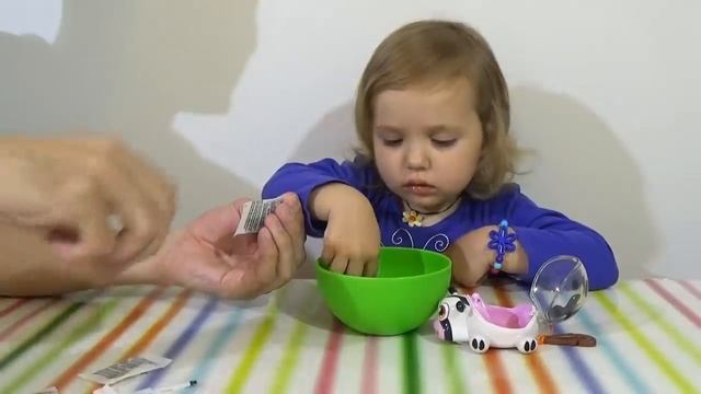 Мисс Кэти (Miss Katy) - Katy and dad play with colorful balls
