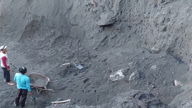 Строительство, шахтёры сбивают песок длинными копьями