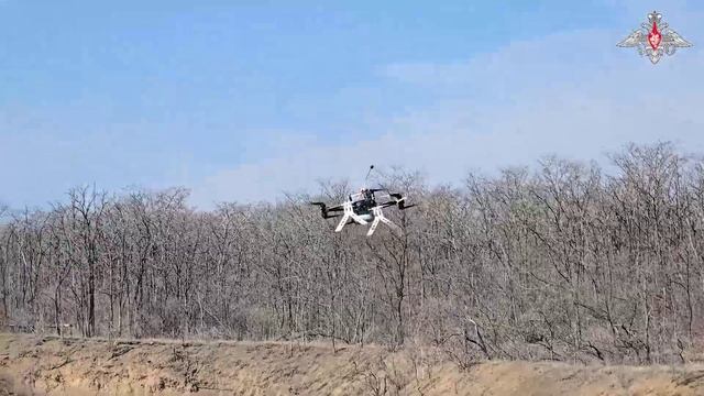 Операторы БПЛА группы «Центр» обучаются управлению дронами в тылу. Сначала они изучают теорию: ха...