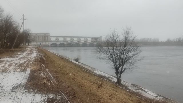 Река Волга - Город Углич рядом с плотиной