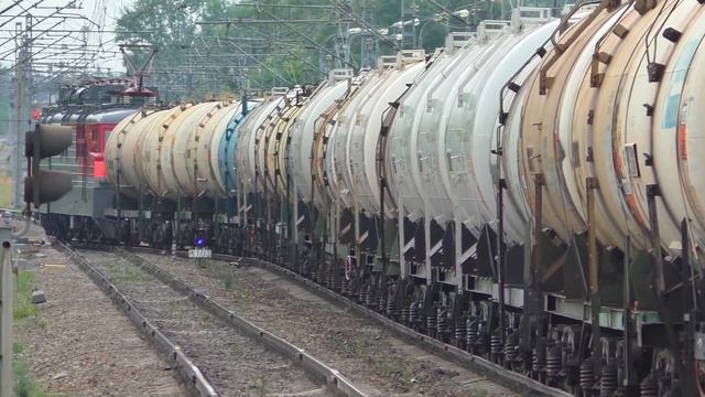 Красноуфимский электровоз ВЛ80С-2616 с наливным грузовым поездом