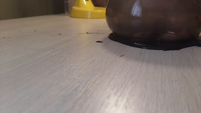 Надуваю большой шар из лизуна и лопаю иглой
