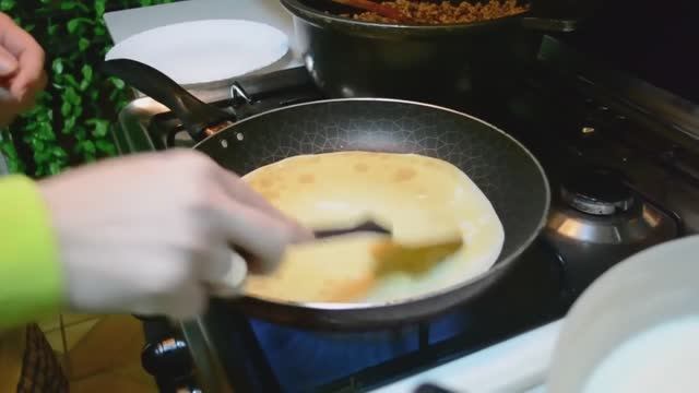 Блинчики с мясом и грибами.