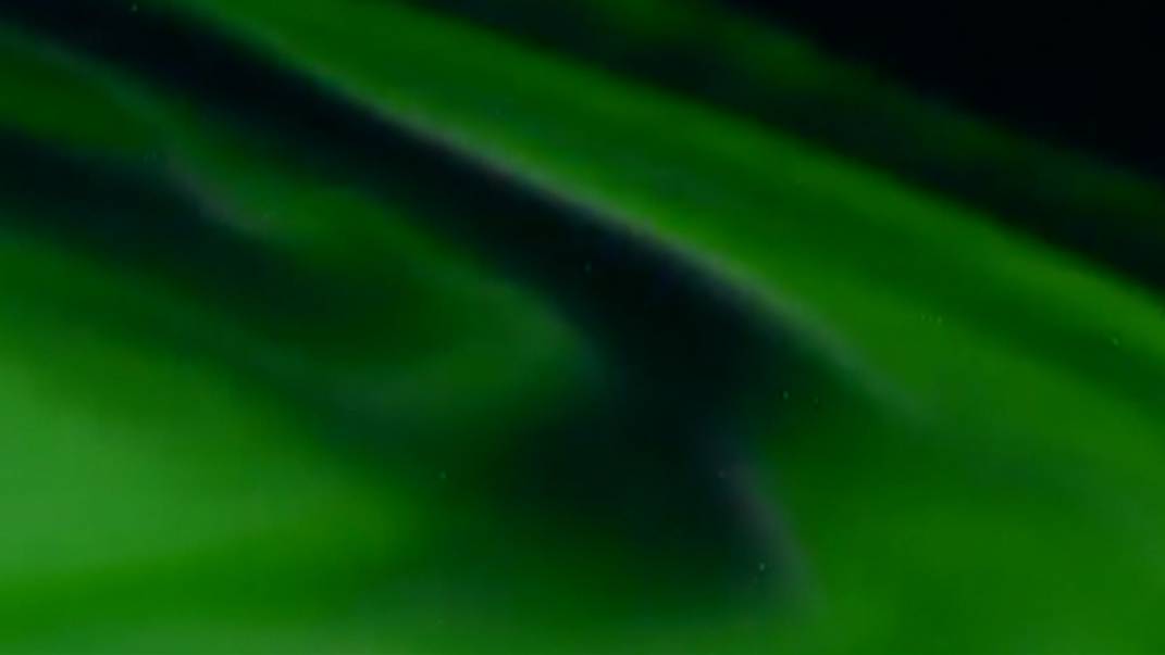 Неземная красота: редкое полярное сияние запечатлели на Аляске