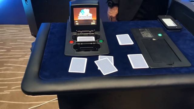 Poker shuffle machine iDeal Plus dealing cards