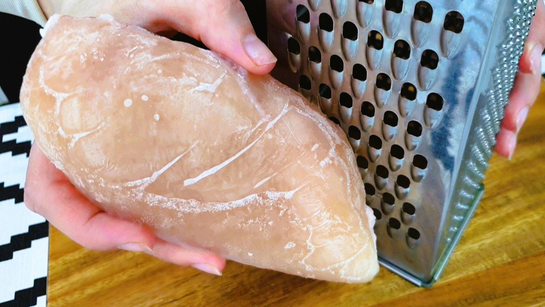 Не размораживаю куриную грудку. Просто натираю на терке и готовлю ужин быстрый ужин
