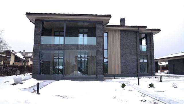 Фасад современного дома из ясеня с камнем от Thermodecking