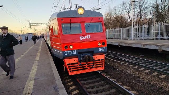 19 марта 2025 Электропоезд ЭТ2М-047 Сообщением Санкт-Петербург-Шапки Отправляется с платформыКолпино
