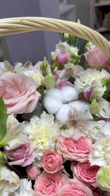 Подарочная корзина с цветами