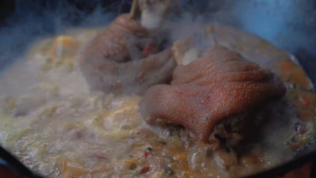 6斤大蹄髈，二弟做“紅燒蹄髈”，香辣Q彈抱著啃真過癮｜Mukbang【鐵鍋視頻】