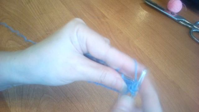 Шапка спицами Простая и нежная