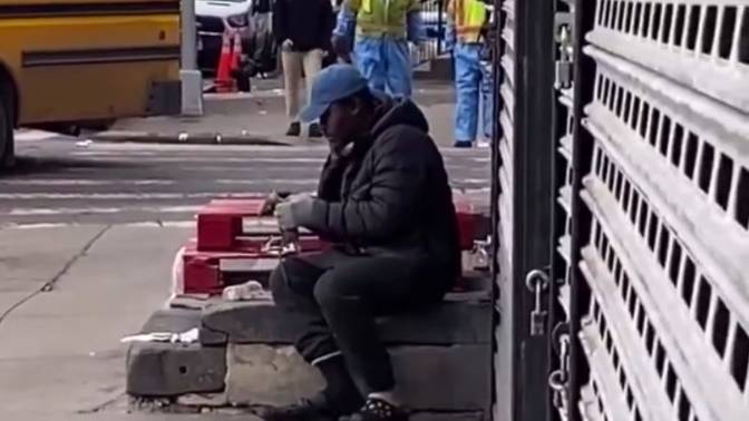 🔴USA* Нью-Йорк. Бронкс🔴Мужчина на тротуаре закусывает крысой🙂🔴