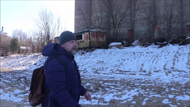 Волга рушит песчаную косу на месте недавнего причала