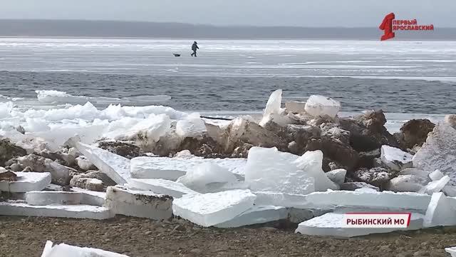 Под Рыбинском сотрудники МЧС спасли оказавшихся посреди водохранилища на льдине 26 рыбаков