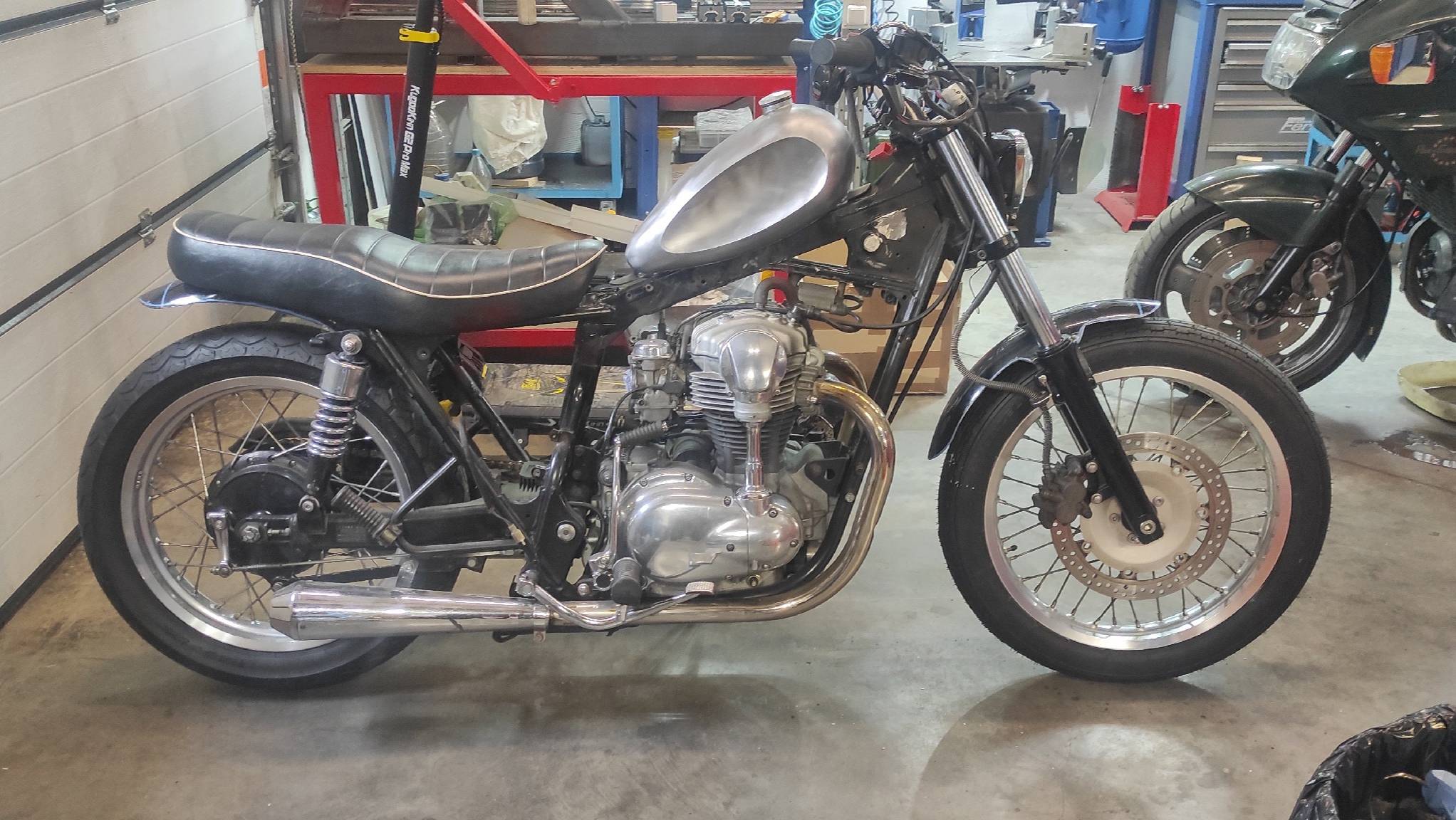 #27 MotoSecond. CafeRacer Kawasaki W650. Кофры Shadow VT 1100.