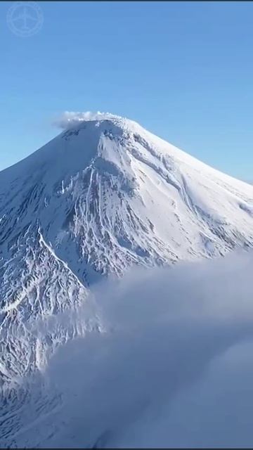 Красивый полет между горами на Як-40