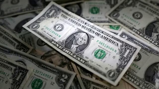 Финансист посоветовал не спешить с обменом долларов на рубли.