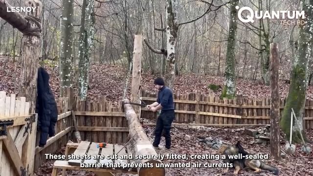 Двое мужчин строят дом из бревен и камней в лесу от начала до конца
