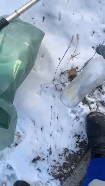 Бутылочка 🍼 помогает обезопасить себя и работников сортировочных станций от шприцов .