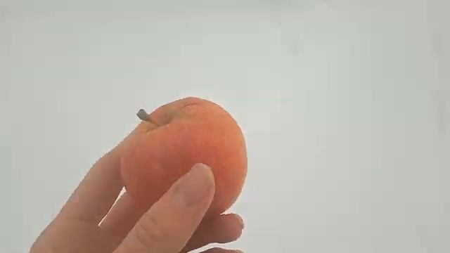 я гуляют с яблоком