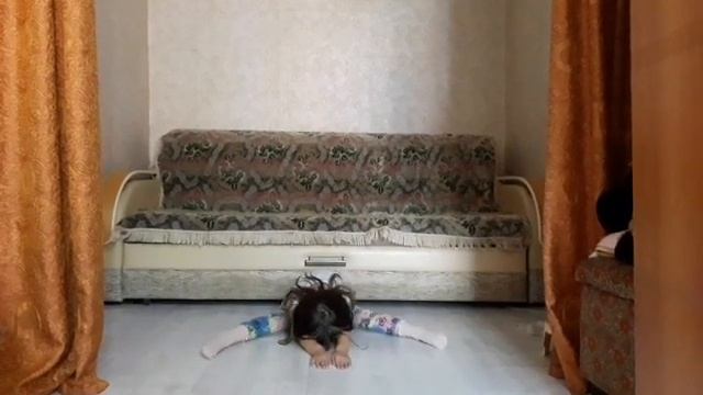 Необычный шпагат моя маленькая ученица