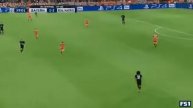 Marcelo dominando a bola contra o jogo contra o Bayer .