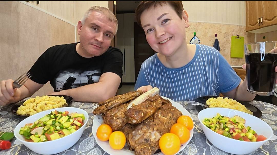 Мукбанг большой ОБЖОР свиными ребрами! Вован в ЭКСТАЗЕ от вкуснятины на Семейный ужин в России