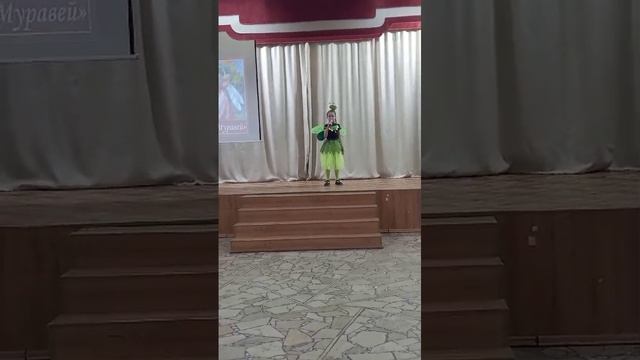 Моё выступление в школе. "Стрекоза и муравей "